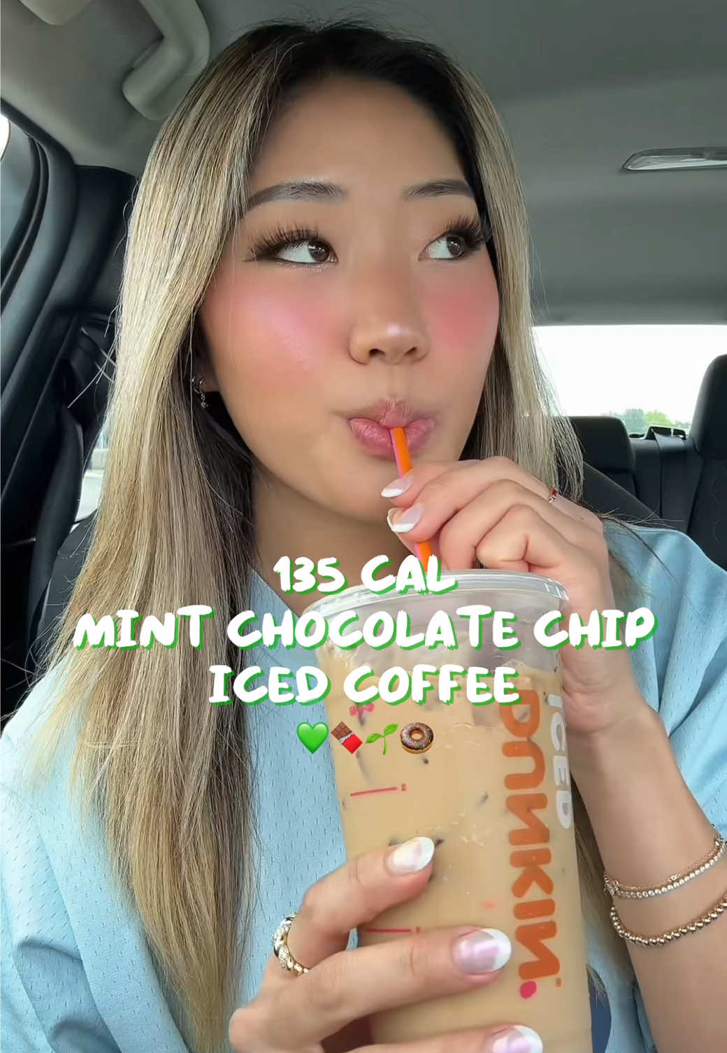 ↓ FULL ORDER & MACROS ↓ | LOW CAL MINT CHOCOLATE CHIP ICED COFFEE 💚🍫🌱 📊Approx. Macros: 135 calories, 7g fat, 17g carbs (16g sugar), 2g protein How to order:  -Medium Iced Coffee -1 Mint Chocolate Chip Swirl -2 Splenda -2 Cream -Mocha Drizzle Around Cup 💲Approx. Price Before Tax: $3.49 (depends on location)  ❗️Note: the macros are approximations, so they may slightly vary depending on how your barista makes your drink. Enjoy! #dunkinmintchocolatechip #mintchocolatechipicedcoffee #lowcaloriedunkin #dunkinorders #dunkincoffeeorder #dunkindrinks #lowcalstarbucks #starbucks #lowcaloriecoffee #caloriedeficit
