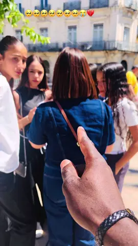 Pour quelle raison elles ont refusé de serrer la main ni donner l’argent 🙅‍♀️🥹🥹🥹💔#experiencesociale #france🇫🇷 #gare #nimes 