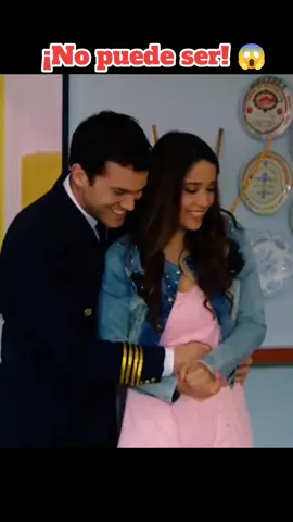 ¡No puede ser! 😱 Patrick y Shirley intentan ayudar a don Porfirio a conquistar a una misteriosa mujer, pero el piloto no esperó que se tratara de su madre. 😵 Frida no se sentía nada atraída por el padre de Reyna pero le dio un gran beso para molestarla. 😘