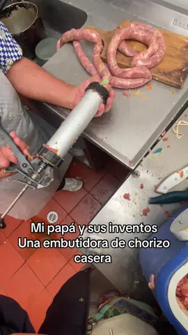 #empacadoradechorizo #inventos #papáelmejor #Duitama  es una embutidora de chorizo casera hecha con una pistola de silicona. 😂😂😂🤣🤣
