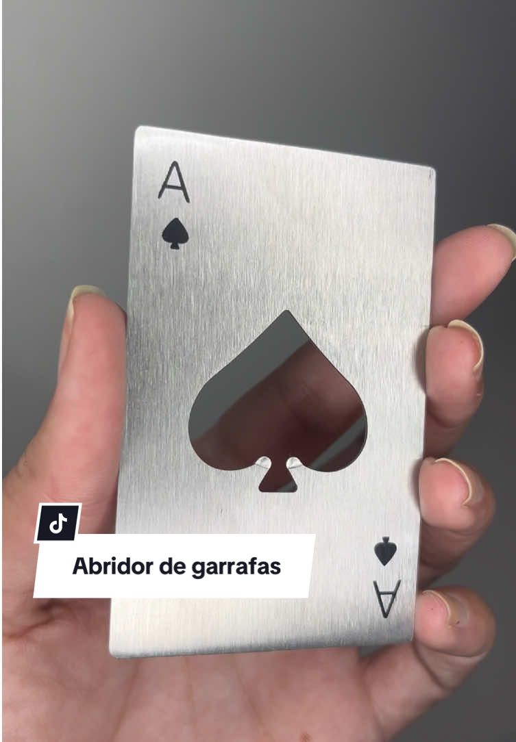 Estiloso, compacto e prático !  Garanta o seu em nossa loja! ♠️ #baralho #cartadebaralho #abridor #cerveja #cervejadegarrafa #cervejachallenge #tiktokshop 