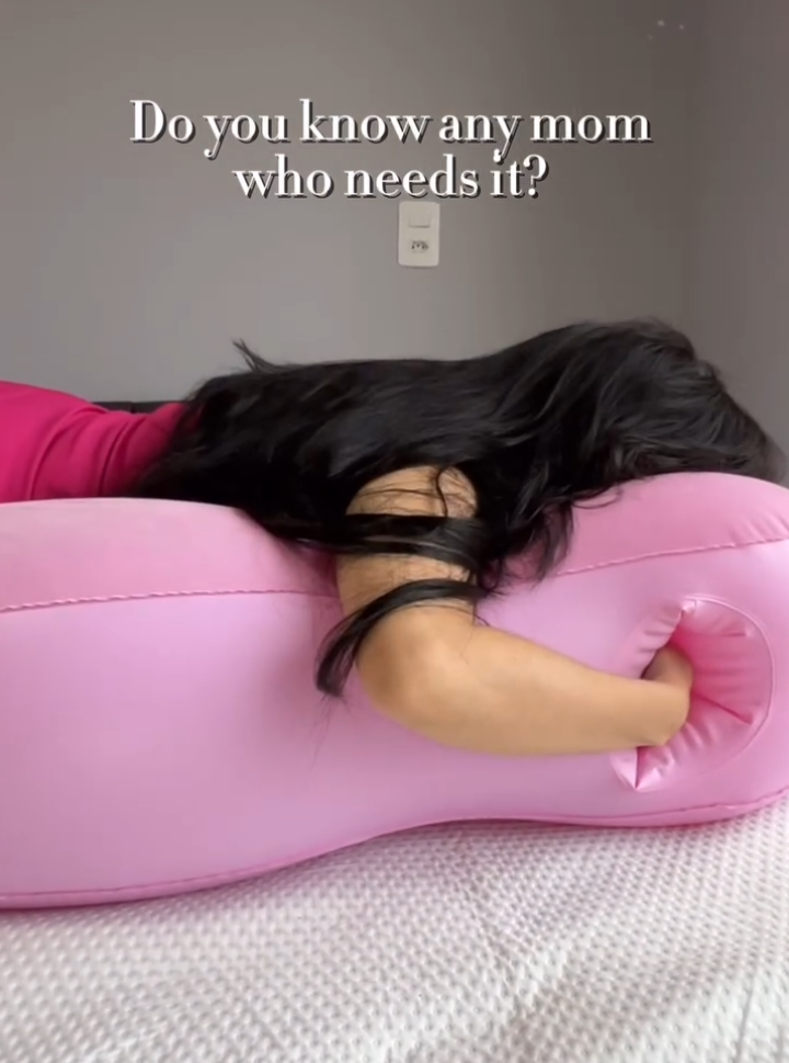 Check our bio 🔗 Pregnant and can't sleep on your belly? 😩 This inflatable bed just changed everything. 💡 Must-have for every mom-to-be! #pregnancytips #momtok #tiktokmoms #pregnancylife #viralproduct #momhack #planandprofit #tiktokfinds2025
