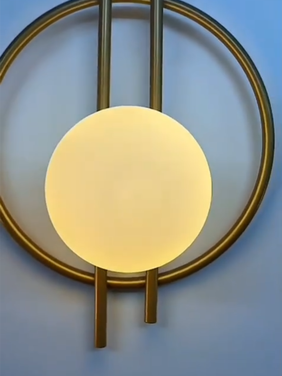 Design que ilumina com leveza A Arandela Minimalista Moderna Globo di Vetro da All Lux é a perfeita união entre elegância e simplicidade. Seu globo de vidro traz suavidade à luz, criando uma atmosfera acolhedora e sofisticada. Com linhas limpas e acabamento refinado, ela complementa qualquer ambiente com personalidade. 🌙 Ideal para halls, corredores e áreas de descanso — onde cada detalhe faz diferença. 💡 Beleza que se acende. #AllLux #GloboDiVetro #designminimalist #iluminaçãodecorativaiva #EstiloModerno