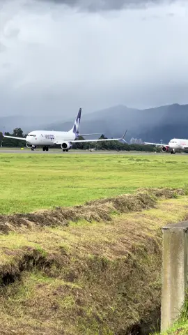 Trancones por todo lado 🇨🇴@Aeropuerto El Dorado #bogota #airport #viraltiktok #viral #colombia #airplane @avianca #spotter #spott #vip #fyp #fypシ゚ #a320neo #a320 #eldorado #foryoupage #boeing #wingo
