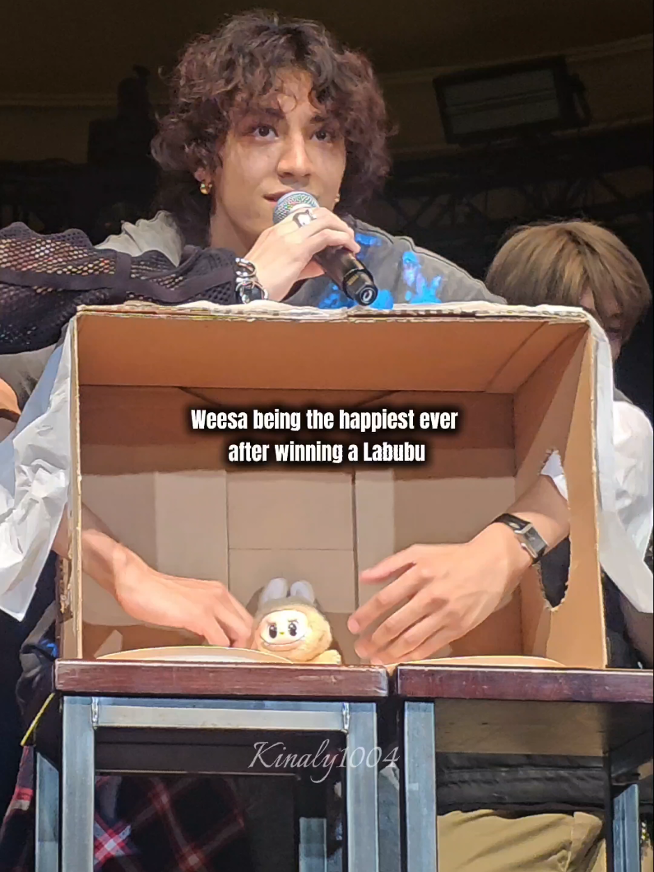 the staff came to take back all the stuff but they let him keep his Labubu 😭🫶  #weesa #psychicfever #psyfe #PCFinBerlin #jpop @PSYCHIC FEVER 