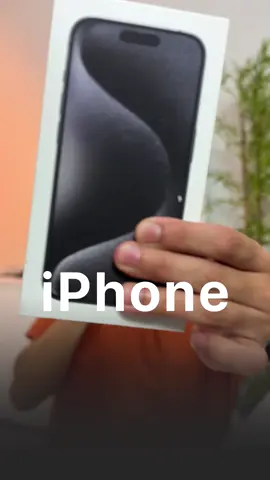 Vai trocar de iPhone? 📲 Eu separei algumas dicas para você evitar dor de cabeça na hora de comprar um aparelho de segunda mão, que pode estar com a bateria em um estado ruim ou até mesmo comprar um iPhone que não possui peças originais. Se liga no vídeo e compartilha! #apple #appleiphone #ios #whatsapp #Tech #dicas