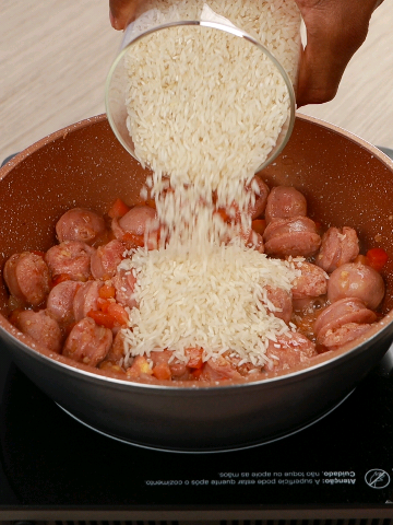 When I make rice with sausage like this, there's nothing left! It's super delicious. #EasyRecipes #rice #sausage #recipes 
