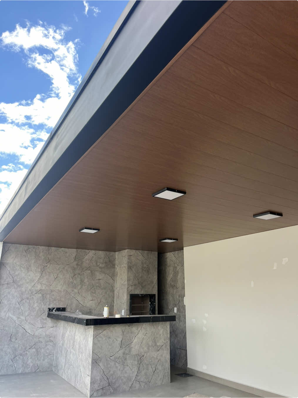 ✨ Transforme sua área gourmet em um espaço de charme e conforto! 👉 Forro PVC Amadeirado: o toque de sofisticação que seu ambiente merece! ✅ Visual aconchegante e elegante ✅ Resistente à umidade e fácil de limpar ✅ Ideal para ambientes externos e internos ✅ Instalação rápida e sem sujeira ✅ Durável e com excelente custo-benefício 🪵 Aparência de madeira, sem os problemas da madeira! 🛠️ Perfeito para área gourmet, varandas, espaços de lazer, garagem e muito mais.  📞 Solicite agora um orçamento e surpreenda-se com o resultado! 📱 (34) 99690-3318 Líder Forros Se é líder você pode confiar.  #liderforros #uberlandia #portas #uberlandiatiktok #arquitetura #forropvcmadeirado #forropvccolorido #forroliso #construcao #forros #promocao #reforma #cozinhagourmet #madeira #viraltiktok #vir #qualidade #designer #areagourmet #arquitetas 