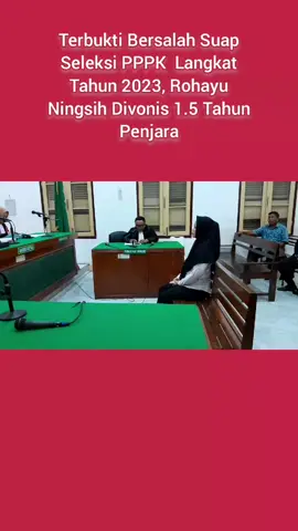 MEDAN - Rohayu Ningsih selaku mantan Kepala SD 056017 di Tebing Tanjung Selamat terdakwa perkara suap seleksi Pegawai Pemerintah dengan Perjanjian Kerja (PPPK) Langkat tahun 2023 divonis 1 tahun dan 6 balan (1,5) tahun penjara. Putusan itu dibacakan di Ruang Sidang Cakra 8 Pengadilan Tindak Pidana Korupsi (Tipikor) pada Pengadilan Negeri Medan, oleh majelis hakim yang diketuai M. Nazir. 