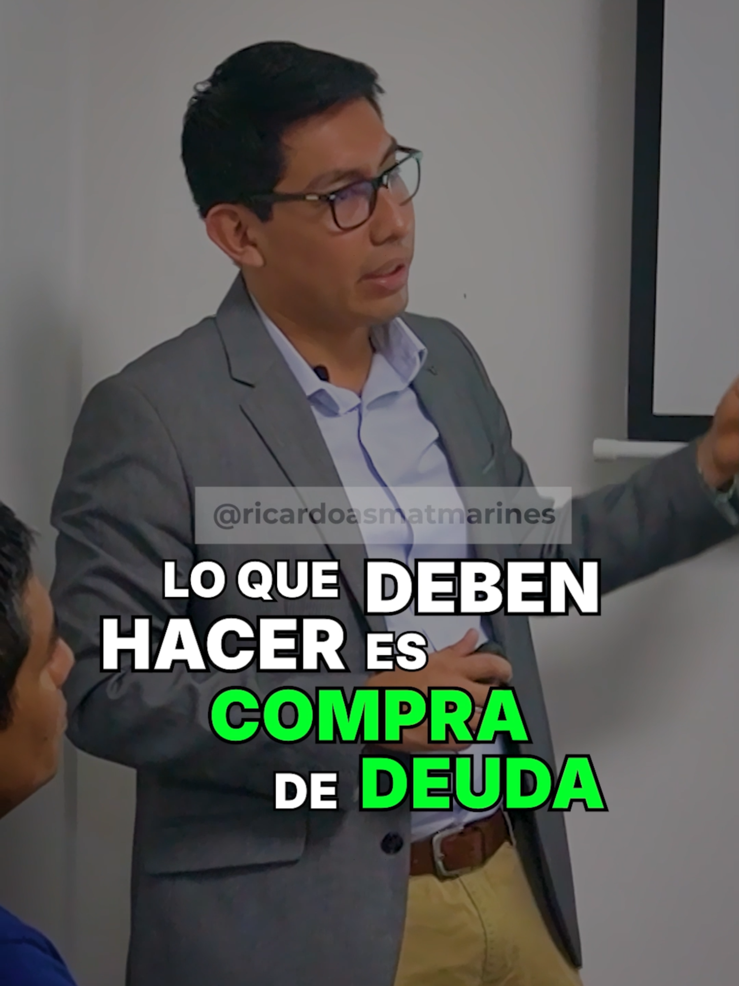 ¿Quieres pagar menos intereses? Haz que los bancos compitan por ti.💡 Si tienes un buen historial crediticio, puedes solicitar la compra de deuda para bajar tu tasa. Por ejemplo, si debes S/50,000 al 22% en un banco, busca ofertas mejores en otros bancos. 🔁 Compara y negocia con varios hasta conseguir la mejor tasa. Recuerda: no aceptes “más dinero” si no lo necesitas, evita quedar atado a condiciones que no te convienen. . . . #CompraDeDeuda #ReduceIntereses #FinanzasInteligentes #EducaciónFinanciera #QueCompitanPorTi