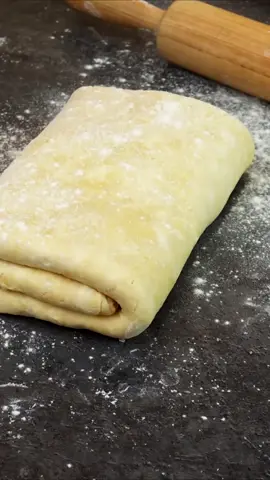 🧈 ¿Sabías que podés hacer masa hojaldrada casera en solo 10 minutos y sin volverte loca? Y sí, sin vueltas ni sufrimiento 💪 👩‍🍳 ¿Cómo se hace? ✔️ Mezclá: huevo, sal, vinagre 9 %, agua helada → al frío ✔️ Rallá 760 g de manteca congelada sobre harina ✔️ Integrá rápido y uní con el líquido frío (sin amasar) ✔️ Formá un rectángulo y refrigerá 2 horas 🌀 Estirá, espolvoreá azúcar, rodillo y doblado tipo sobre 🔪 Cortá, pincelá, espolvoreá más azúcar y horneá 20 min ✨ Vasitos crocantes, dorados y gloriosos 💬 Guardá esta receta y seguime para más tips que te hacen amar la cocina. #panaderia #panaderiaartesanal #masa #Receta #gastronomia 