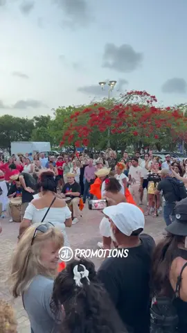¡Fanáticos disfrutando de las actividades a las afueras del Choli! 💃🏼🔥🇵🇷 #badbunny #nomequieroirdeaquí #dtmf #concert #puertorico #jlpromotionspr #fyp #parati 