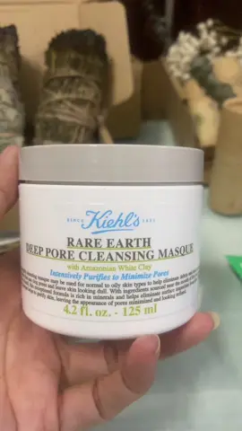 Mặt Nạ Đất Sét Kiehl's - Mặt Nạ Đất Sét Kiehl's Rare Earth Deep Pore Cleansing Masque có những đặc tính và công dụng sau: - Mặt nạ đất sét Rare Earth Deep Pore Cleansing Masque được điều chế từ Đất Sét Trắng Amazon, giúp làm sạch da, se khít lỗ chân lông và cải thiện cấu trúc da  - Sản phẩm giúp làm sạch da bằng cách tẩy tế bào chết loại bỏ tạp chất, kiềm dầu đồng thời giúp làn da mịn màng, tươi sáng - Làm giảm rõ rệt tình trạng bít tắc lỗ chân lông khi sử dụng mặt nạ thường xuyên - kết quả đã được chứng minh lâm sàng: -37% lỗ chân lông bít tắc ngay lập tức và -44% trong hai tuần* - Giảm 46% dầu thừa** - Dành cho mọi loại da (da thường , da khô , da dầu , da hỗn hợp, da mụn), kể cả da nhạy cảm  - Thích hợp chăm sóc da dầu, chăm sóc da dầu mụnvà chăm sóc da mụn.  - Bích Ngọc- #xuhuong #tiktok2025 #kiehls #matnadatset #chamsocdamat #yeuthuongbanthan 