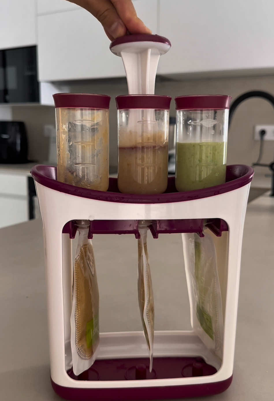 Tag a mommy who will need this pouch maker🩷🩷🩷 #firsttimemom #babyfood #homemadebabyfood #babypuree #babypureeidea #babyledweaning #startingsolids #babiesoftiktok #babystartingsolids #smoothieforbaby #babysmoothie #MomsofTikTok