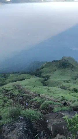 “Ada kalanya melepaskan adalah bentuk mencintai diri sendiri” #fyp #foryou #vibes #sadstory #mendaki #mendakigunung #penanggungan1653mdpl #tamiajeng #penanggunganviatamiajeng #penanggunganmountain 