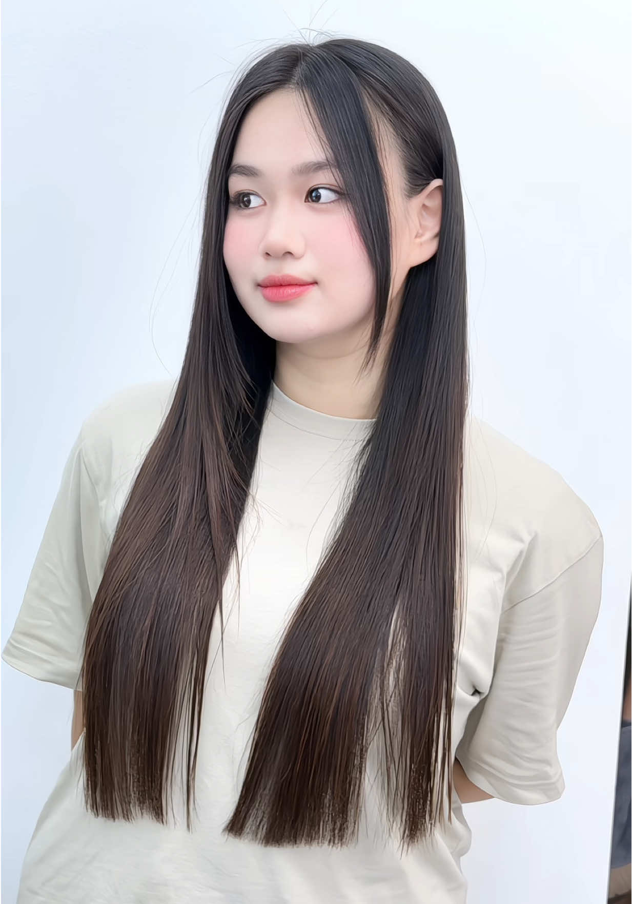 💇‍♀️ Layer dài – chuẩn form, đúng dáng, nhẹ mặt 🥰 👉🏻 Không chỉ là kiểu tóc, đây là sự đầu tư cho vẻ ngoài chỉn chu & thời thượng.👉🏻 Form layer dài tại KhuongMinh được cắt theo tỷ lệ vàn.g, giúp tóc vào nếp, phồng tự nhiên mà không cần sấy tạo kiểu mỗi ngày. #hairstyle #duỗi #TocDep2025 #viral #layerlonghair #duỗi 