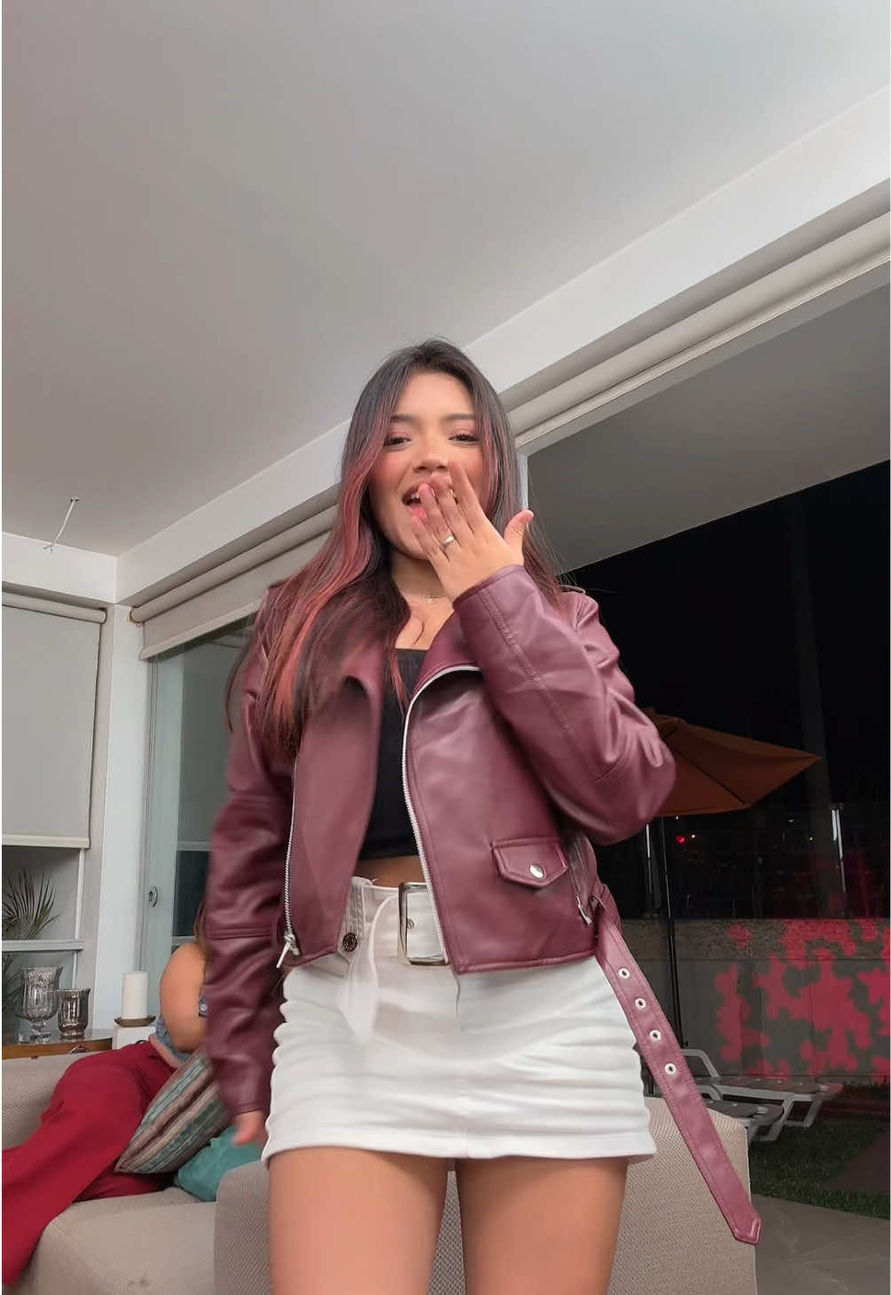 Trend de “Dame un besito” 💋 En la voz de la muñequita @Mackeily Lujan oficial, pueden escucharlo en todas las plataformas digitales en el canal de @Orquesta La Bella Luz Oficial ✨ #valeriazapata #labellaluz #fyp #perú 