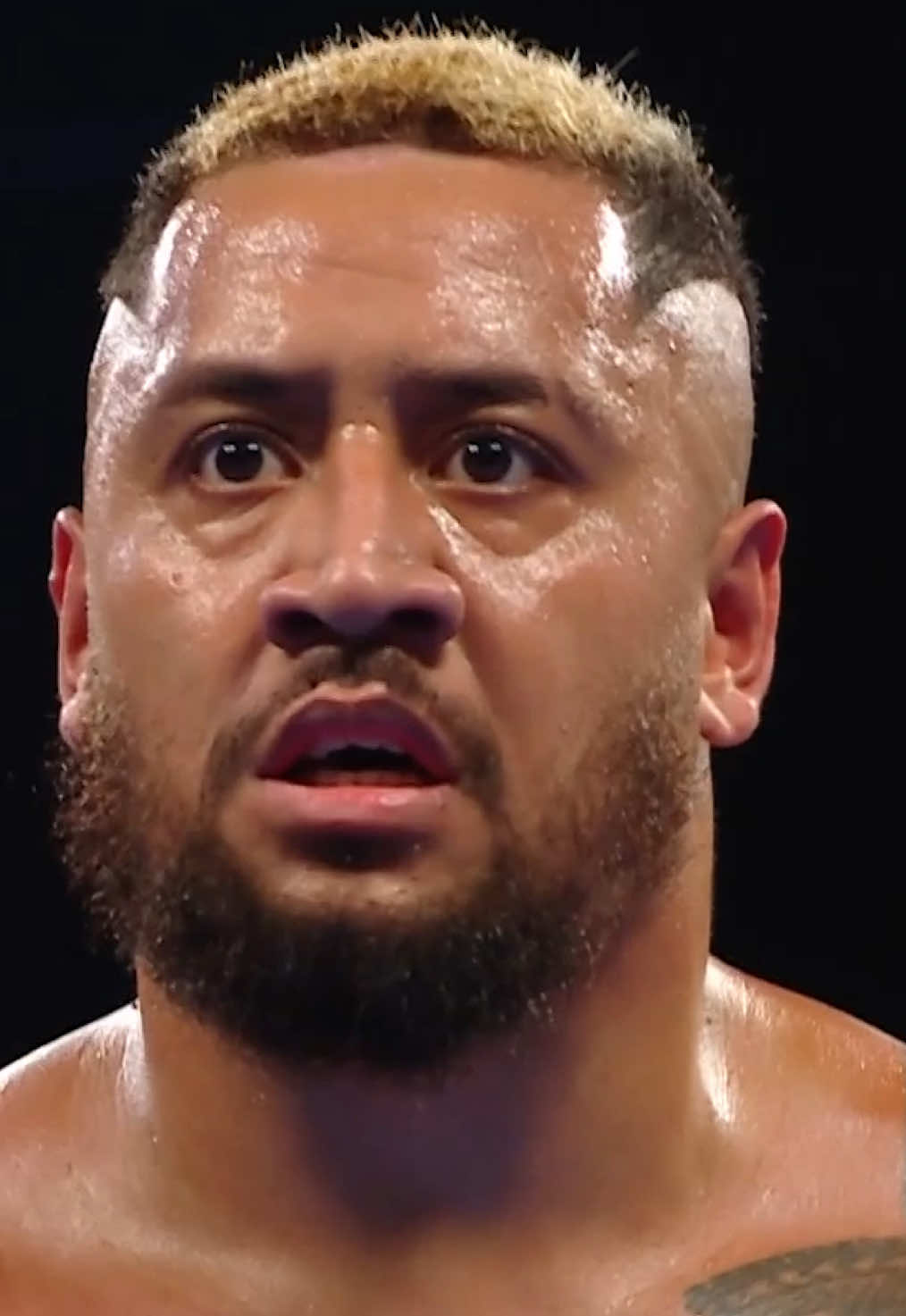 RUN BIG JIM! RUN!! 🏃‍♂️🏃‍♂️🏃‍♂️ #WWE #JimmyUso #SoloSikoa #LAKnight #PaulHeyman