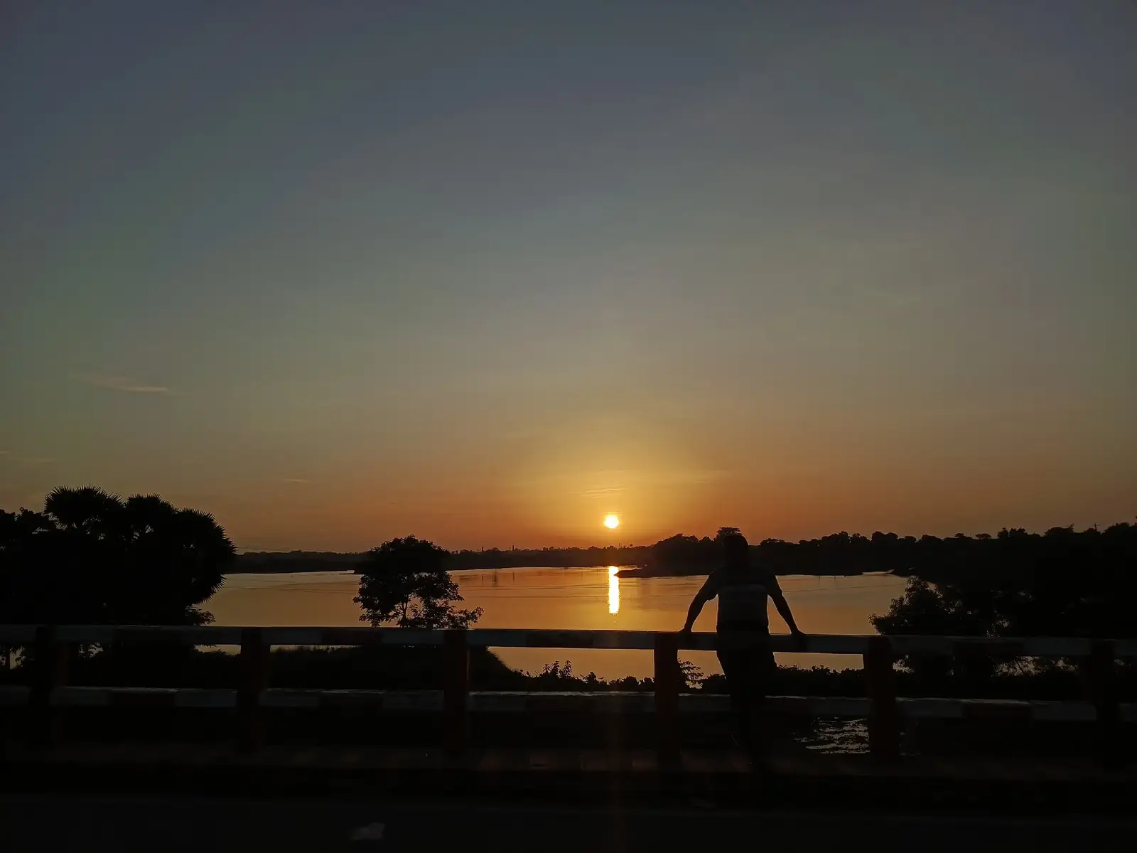 📸 ক্যাপশন: “নদীর বুক চিরে এগিয়ে চলে একাকী নৌকা—প্রকৃতির বুকে যেন এক শান্তির ছোঁয়া… 🌊⛵ শান্ত নদী, নরম বাতাস আর নৌকার ছন্দে হারিয়ে যাই… 💙” #NatureLovers #RiverVibes #BoatLife #TranquilWaters #PeacefulView #NodiGram #BangladeshNature #CalmWaters #ScenicBeauty #FloatingVibes #NatureInspiration #NodiArNowka #MakeItSimple 