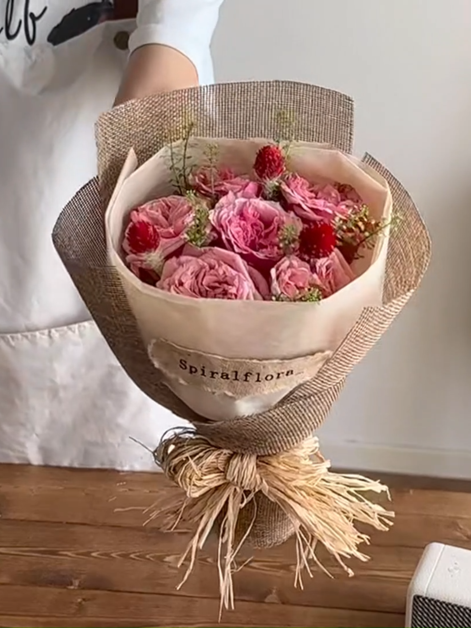 Hướng dẫn gói hoa bằng lưới vải bố #goihoa #giaygoihoa #hoadep #khogiaygoihoa #xuhuong #viral