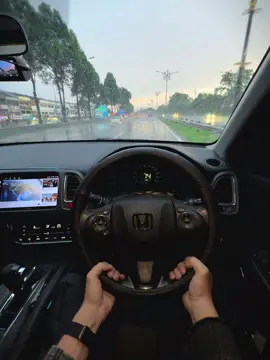 #berhatihatidijalanraya #lelakimemandu #hrv It's raining again