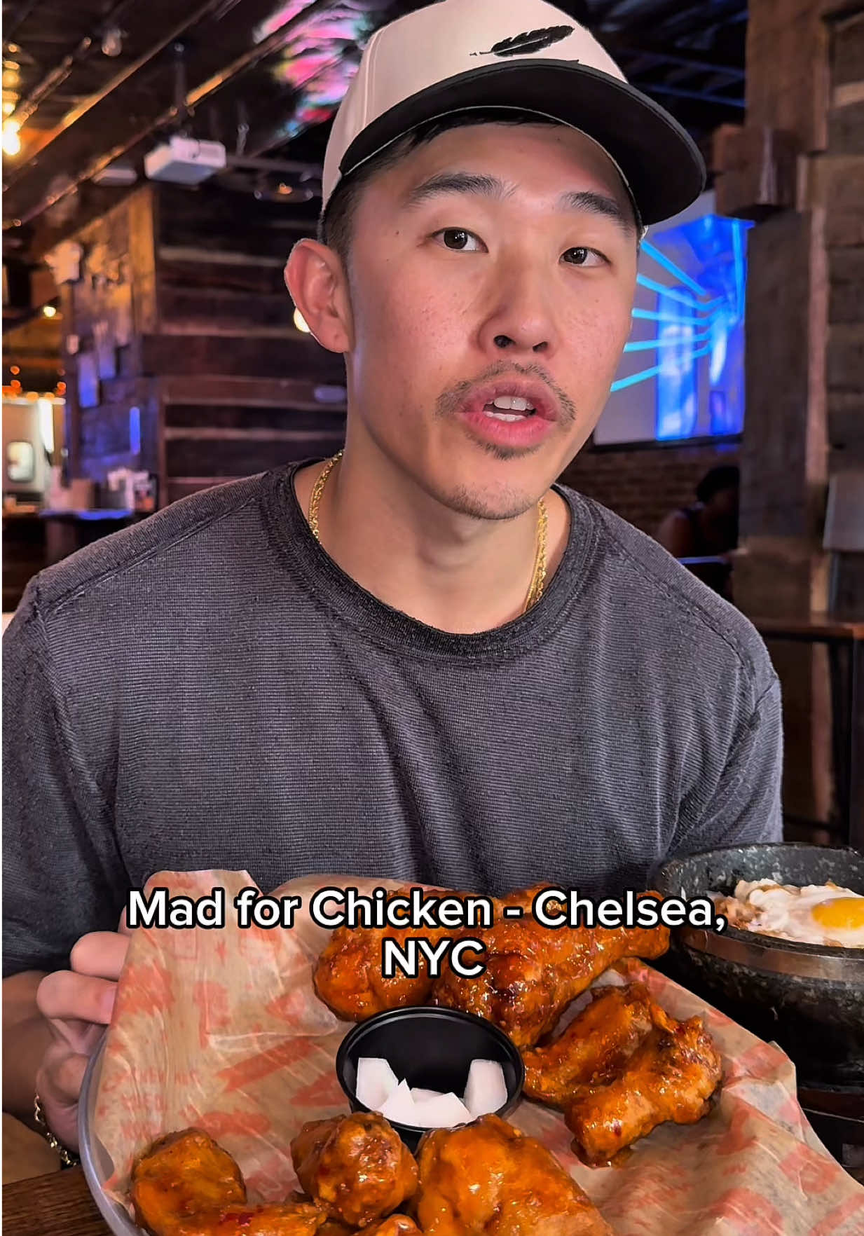 Rating wings at Mad for Chicken in Chelsea, NYC #chickenwings #foodreview #nycfoodie #kfc #koreanfriedchicken #wings 