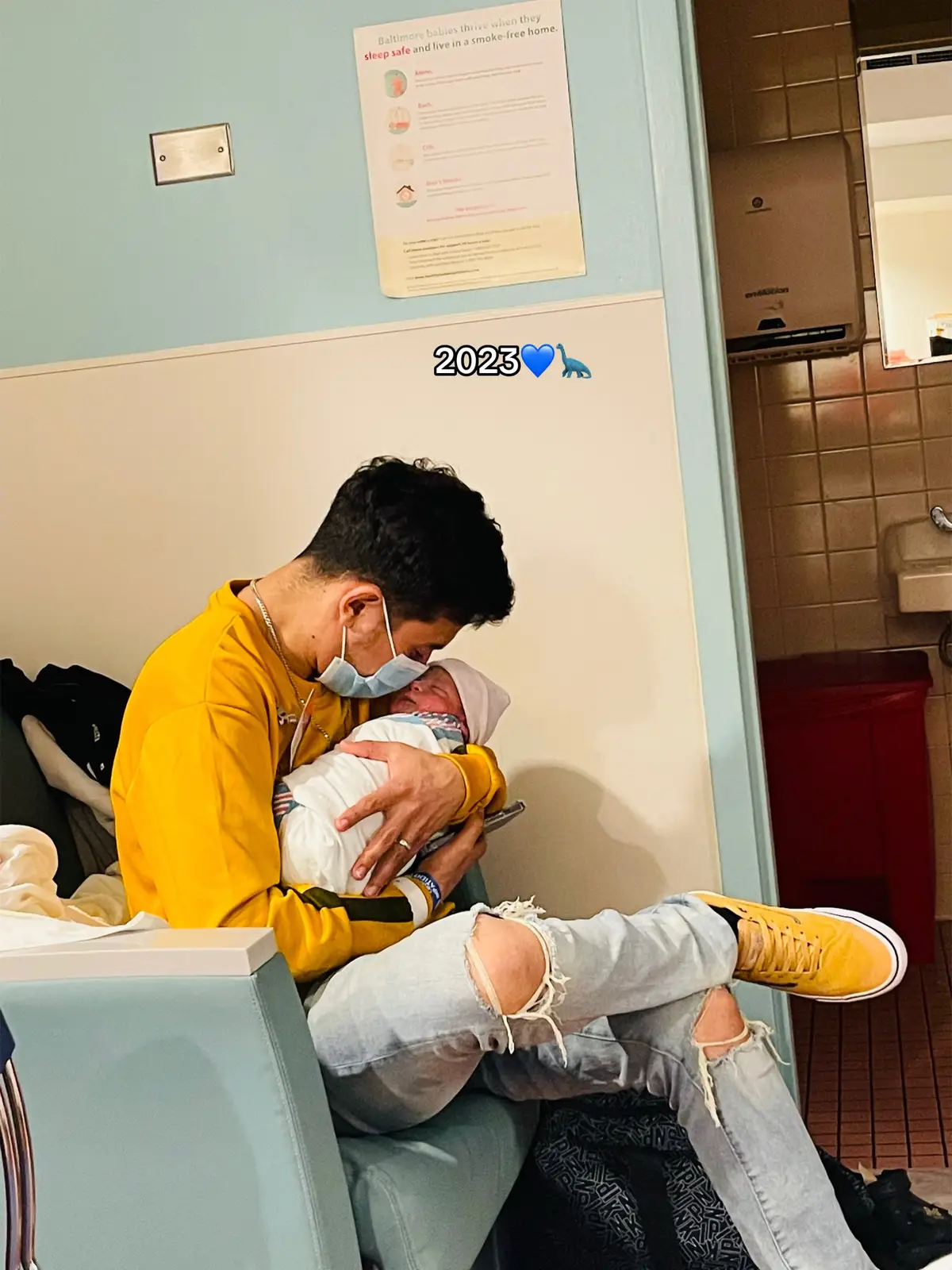 Verte convertirte en papá hace que me enamore de ti cada vez más , eres el hombre más increíble y el papá más maravilloso que mis hijos pueden tener , cada versión tuya es mejor que la anterior y eso me demuestra lo mucho que nos amas , gracias por llegar a nuestras vidas , gracias por tu esfuerzo , gracias por mis hijos, gracias por tu dedicación hacia nosotros te amamos amor de mi vida 🤍🧑‍🧑‍🧒‍🧒 #fyp #fypシ #husband #loveofmylife #babyboy #babygirl #momof2 #dad #elmejorpapa 