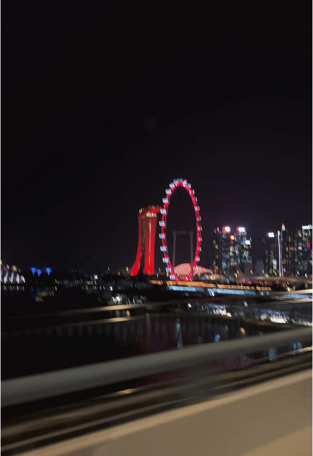 City lights #singapore #night #chill #chillvibes #city #citylights #marinabaysands #singaporeflyer 