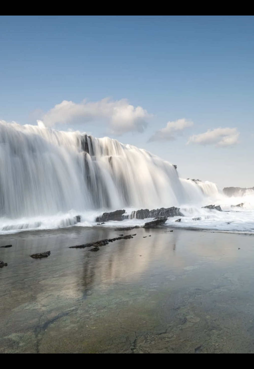Bayangkan sebuah tempat yang menggabungkan keindahan alam liar, debur ombak yang menggema, dan batu karang megah yang membentuk air terjun kecil. Itulah Pantai Karang Taraje Sawarna, salah satu destinasi menakjubkan di Desa Sawarna, Banten, yang belum sepenuhnya tersentuh keramaian wisata. Tempat ini tak hanya menjadi surga bagi para petualang, tetapi juga magnet bagi mereka yang ingin merasakan ketenangan alami jauh dari hiruk pikuk kota. #sawarnainfo #karangtarajesawarna #sawarnabeach #foryoupage #fypviralシ 
