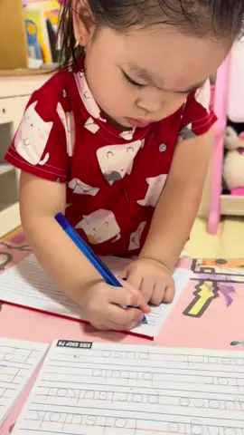 2 yrs old lang po sya galing na mag sulat dahil sa tracing pad na yan! Kaya bili na ☺️