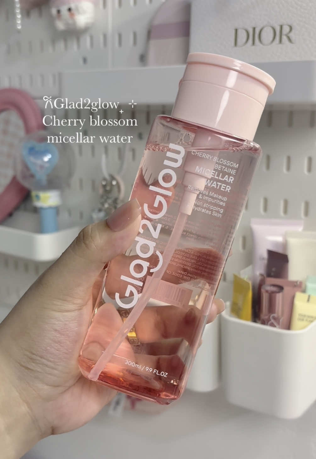 As a girlie na acne prone i really reach towards micellar water to remove my makeup! Didn't break me out, Perfect for double cleansing. 🤭❤️ 10/10!! #micellarwater #makeupremover #glad2glow #skincare #skin #makeup #pink 