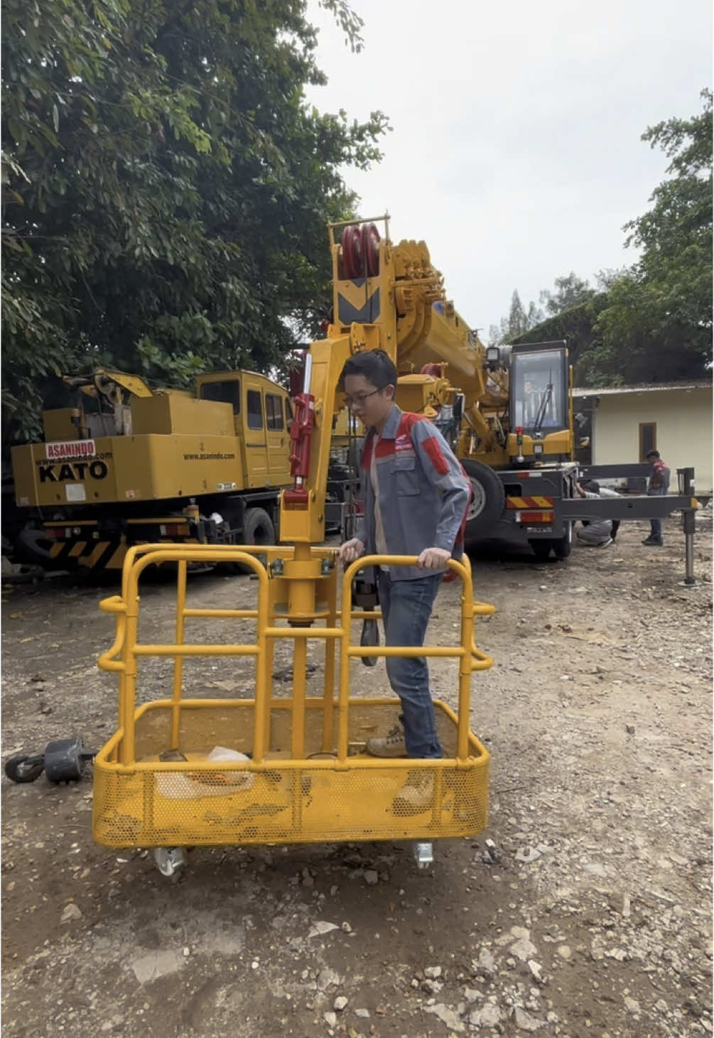 Ready for Rent Mobile Crane 8 ton with Gondola Manlift -Boom Length = 25.5 meter #rentalcrane #mobilecrane #rentalcranejakarta #konstruksi #alatberat #craneindonesia #lifting #asanindo #sewacranemurah #projectkonstruksi #jabodetabek #manlift #rentalmanlift #rentalmanliftindonesia 