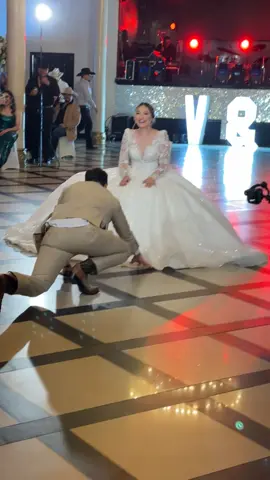 Buscando la liga.#novios #boda ##hermososmomentos #_leogarvi #956 #diseñosexclusivos #rgv956 