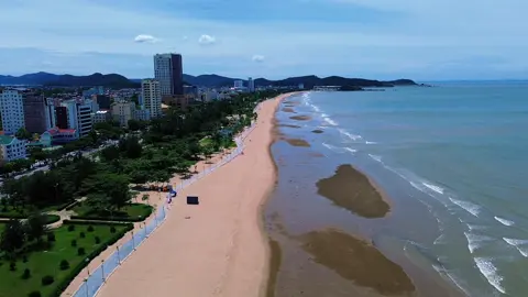 Ngắm nhìn toàn cảnh vẻ đẹp của bãi biển Cửa Lò, Nghệ An #DuLichCuaLo2025 #FlycamDJImini3 #🇻🇳TunTravel🇻🇳 #DuLich #xuhuongtiktok #tuhaovietnam 