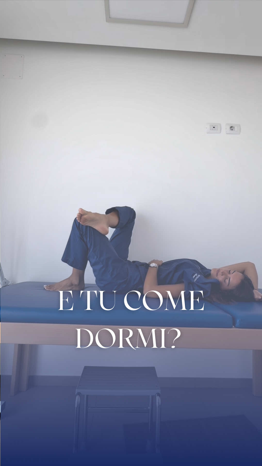 “Dottoressa, mi alzo tutto spezzato…” Lo sento dire almeno una volta al giorno. E la mia prima domanda è sempre la stessa: “Ma come dormi?” Poi mi mostrano le posizioni… 🌀 gambe incrociate come un origami 🪁 braccia sotto il cuscino stile Superman 🛸 pancia in giù con la testa tutta girata E lì capisco tutto. AH. ECCO PERCHÉ. 😅 💡 Dormire male non vuol dire solo fare fatica ad addormentarsi… Ma anche stare tutta la notte in una posizione che ti rovina la schiena, il collo o le spalle. E ti svegli come se avessi fatto a botte. 📌 La verità è che tanti dolori mattutini si possono evitare. Serve capire cosa sbagli… e come correggerlo, anche con piccoli accorgimenti. 👩‍⚕️ Lo faccio ogni giorno nelle mie consulenze online personalizzate: Analizzo il tuo caso, capiamo le cause e troviamo soluzioni efficaci, sostenibili, su misura per te. ✨ Se ti rivedi in questo reel, inizia da qui: 🔗 Clicca il link in bio e prenota la tua consulenza privata con me. E se vuoi più consigli pratici su postura, esercizi e dolori “strani” da capire insieme… Seguimi qui su @fisiomemi 💛 #maldischiena #dolorimattutini #posturacorretta #fisiomemi #fisioterapiaonline #consulenzefisioterapiche #posturasbagliata #dormirebene #risvegliospezzato #dolorecervicale #maldischienamattutino #fisioterapistaonline #linkinbio #fisiomemi #noemirizzi #fisiopilatesconnoemi #fisioterapia #pilates #fisiopilates #lombalgia #postura #stretching #backpain #musclepain #sciatica #lowerbackpain #contrattura #maldischiena #esercizi #consigliragazze 