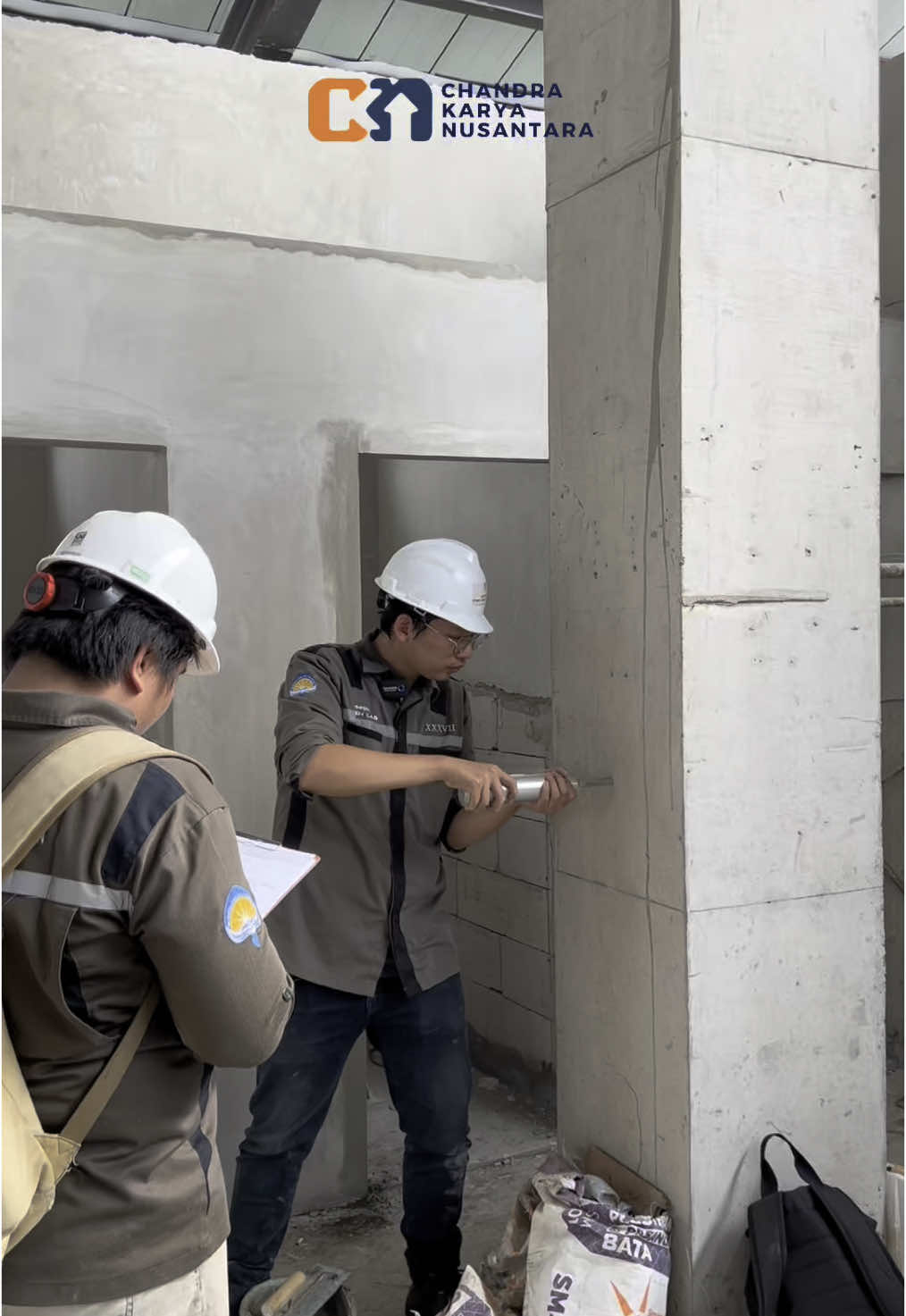 Mengukur kekuatan beton tanpa merusak strukturnya? Bisa banget! Hammer Test adalah salah satu metode andalan dalam kontrol mutu konstruksi untuk memastikan beton benar-benar kuat dan layak pakai. #konstruksi #kontruksibangunan #kontruksijogja #arsitekbangunan #kontraktorbangunan #kontraktorjogja #civilengineering 