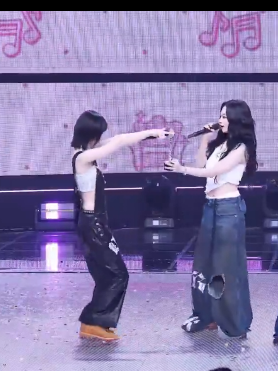 minjeong dropping it low while pointing jiminie 😩😩 #aespa #karina #winter #jiminjeong #winrina #fyp 