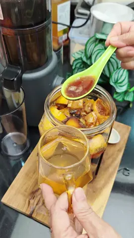 Fermentasi madu lemon dan Rempah 🍯Madu sejak dulu dikenal sangat baik untuk imunitas tubuh dan meredakan batuk 🍋Lemon kaya vit C dan antioksidan  🫚Jahe dan kunyit meredakan peradangan 🪵Kayumanis sebagai antioksidan dan penyedap minuman/makanan . . Kalo aku suka fermentasi selama 7-9 hari, rasanya jadi balance antara manis madu, asemnya lemon dan aroma rempah Saring, setelah proses dirasa cukup Setelah disaring, simpan kulkas Pengalaman yang sudah², umur simpan bisa sampai 3 bulan   Resep: Madu, aku pakai madu mentah @honurta.id .... madu yg manisnya natural  6 lemon, cuci dan gosok kulit lemon dengan seasalt lalu bilas dengan air bersih, keringkan. Potong² lemon dan keluarkan bijinya 250 gram jahe iris 250 gram kunyit iris 250 gram batang kayu manis Siapkan toples bersih Masukkan lemon dan Rempah bergantian Tambahkan madu hingga menutupi lemon dan rempah. Tutup toples dan simpan di suhu ruang  Buka toples dan cek fermentasi setiap hari  #realfood #fermenteddrink #honey #lemon #honeylemonfermented #probiotic #probioticdrink