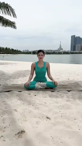 5 phút mỗi ngày linh hoạt khớp hông háng . Luôn hít sâu – thở chậm. Lắng nghe cơ thể, không ép quá mức.     Đồ tập @Bunny Đồ Tập Thiết Kế  . #yogahoamoclan  #dotapthietkebunny  #yogaonlinezoom. 