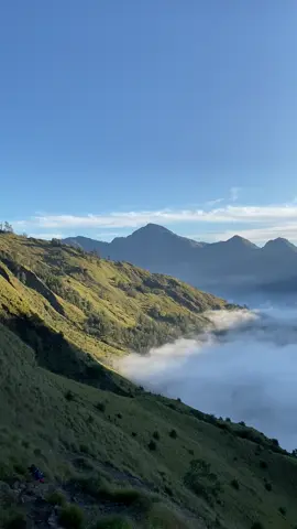 Lalo ngaro, tengak bangket bawak gunung⛰⛅️ #rinjani #wonderlandindonesia #mountain #sembalun #lombok #sunset #_ayomain_ 