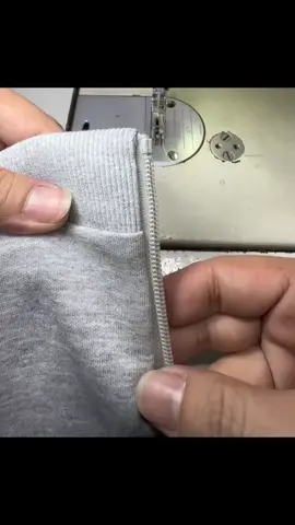#sewingmachine #sewingtips #hem #zipper 
