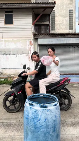 ขนาดนี้แล้วยังไม่ลงถังอีก😆 #fyp #ฟีด #ไวรัล #เทรนด์วันนี้้ #foryou #ตลก #ชีวิตติดตลก #บันเทิง #เพื่อความบันเทิง #บันเทิงtiktok #tiktok 