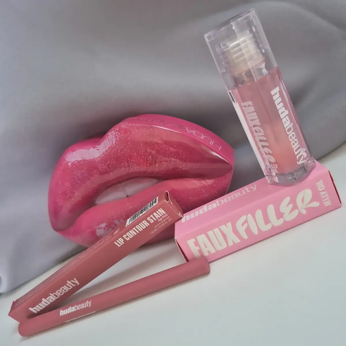 En #collaborationcommercialenonremunérée avec @hudabeauty , je te présente ces 2 nouvelles pépites 😍 Le lip contour stain, coloris Rosewood, un feutre qui permet de dessiner le contour des lèvres. Tu peux aussi le floutter pour un rendu tout aussi sympa ! Sans transfert ( oui, vraiment ! ) et une tenue incroyable, je suis complètement conquise ! Et tu peux utiliser en finition, le Jelly Oil de la gamme Faux Filler, ici en coloris Pink Lady. Une huile très hydratante et avec un parfum fruité ( fraise 🍓 si je ne me trompe pas ).  Tu peux retrouver ce duo de choc sur @sephorafrance Ou sur le site @hudabeauty 🌸 #produitsofferts  #ʜᴜᴅᴀʙᴇᴀᴜᴛʏ 