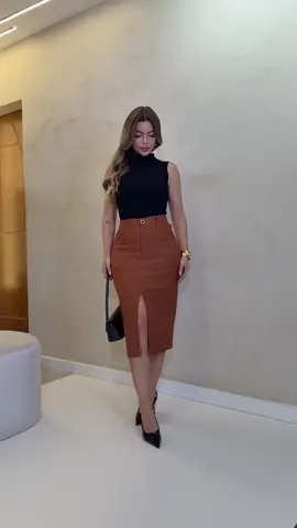 Saia midi com fenda e caimento perfeito para arrasar em qualquer ocasião! 💃👜 #LookChique #ModaFeminina #SaiaMidi #EstiloQueInspira