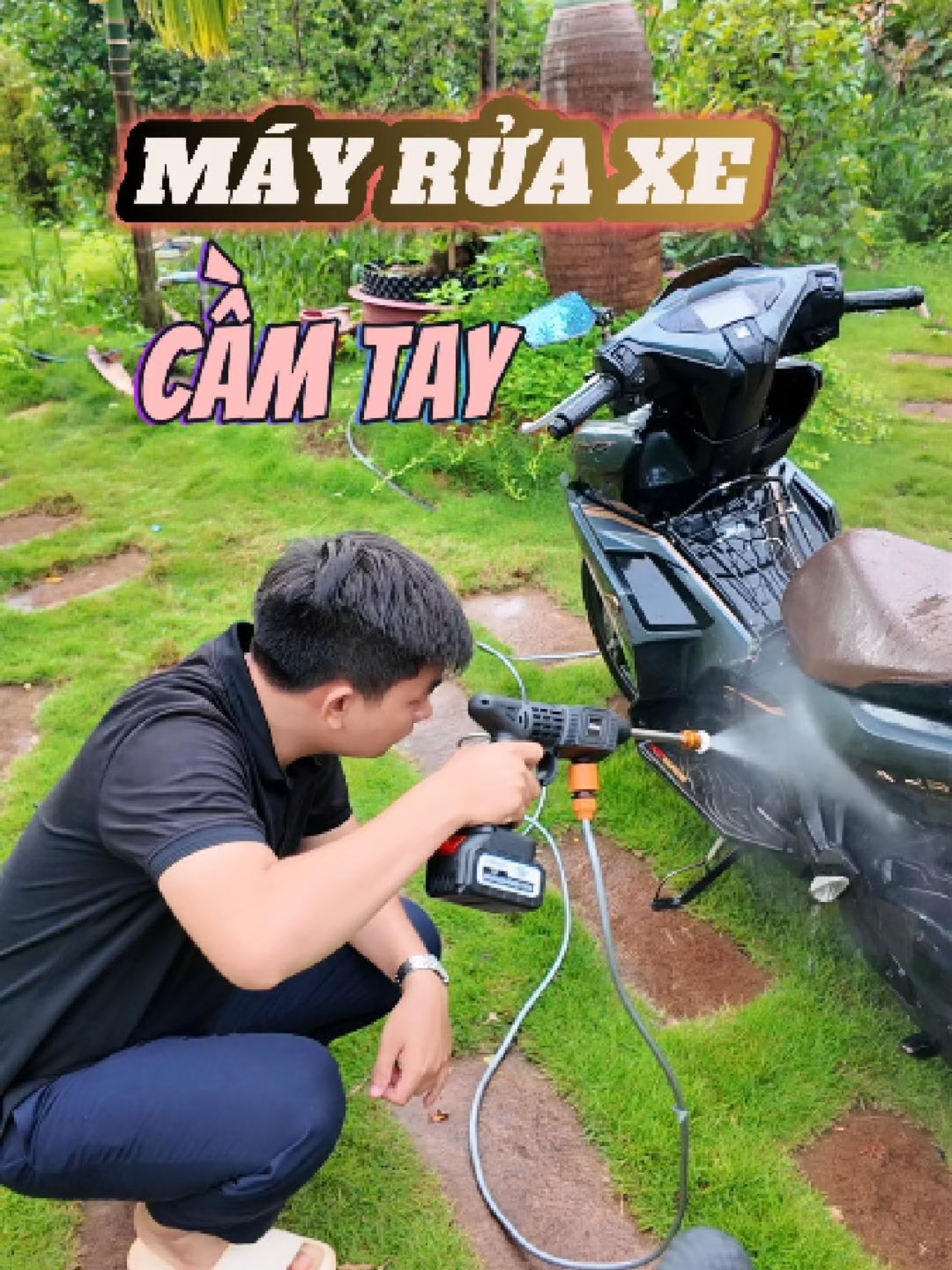Máy rửa xe mùa mưa này dùng tiện gọn, xe sạch hết lem nhem nha các bạn, dùng đỡ mất công phải tự rửa xối nước mệt lắm, dùng em này bấm nút là xịt thôi, đi kèm 3 đầu xịt, dây dài, pin trâu ah em tham khảo nhé.  #mayruaxehitachi199v #mayruaxe #mayruaxegiare #giadungtienich #baboireview #ruaxe 