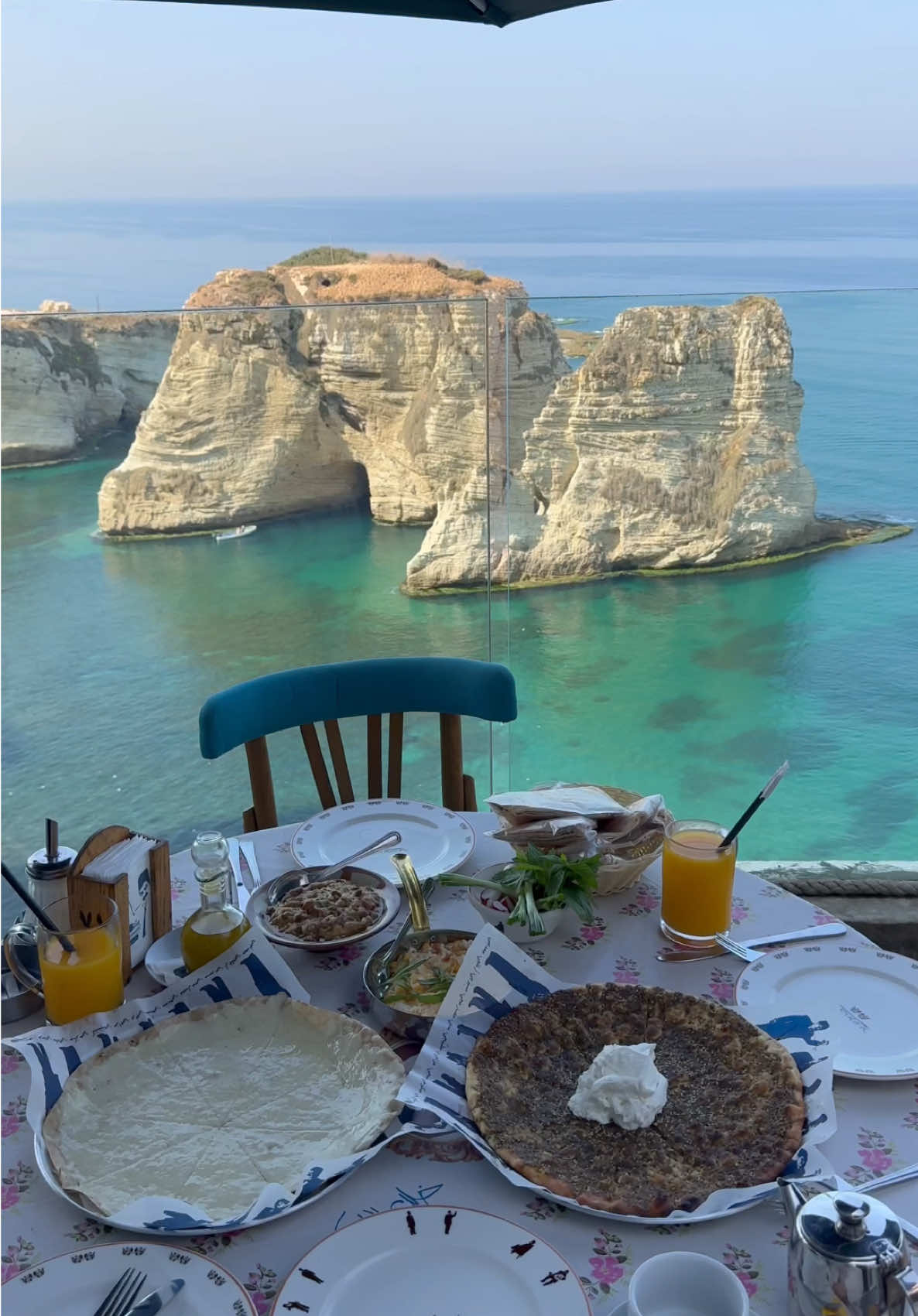 خدني مشوار عالروشة عالمنارة بدّي بيروت حاكيها حارة  بحارة 🇱🇧🫶🏻✨ #الروشة #لبنان #بيروت 