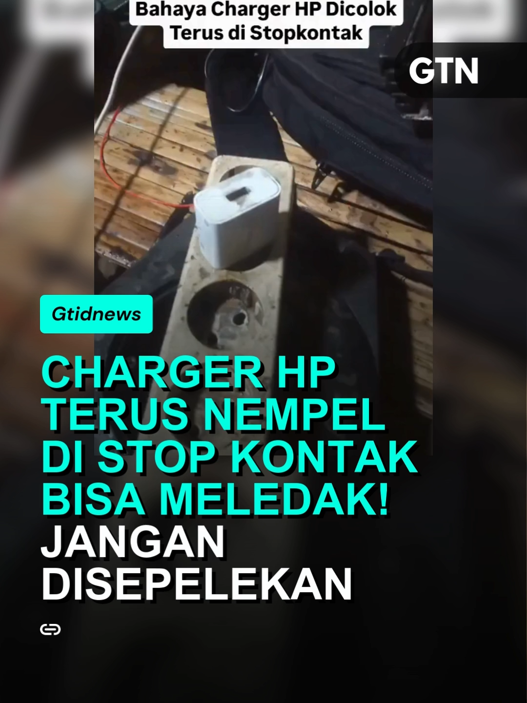 Charger yang dibiarkan terus menancap di stopkontak meski tidak dipakai bisa mengalami panas berlebih (overheating). Arus listrik yang tetap mengalir tanpa beban membuat komponen dalam charger cepat rusak dan berisiko terbakar. Kebiasaan ini terlihat sepele, tapi bisa membahayakan rumah dan jiwa. Selalu cabut charger setelah digunakan. Sumber: media.lombok1