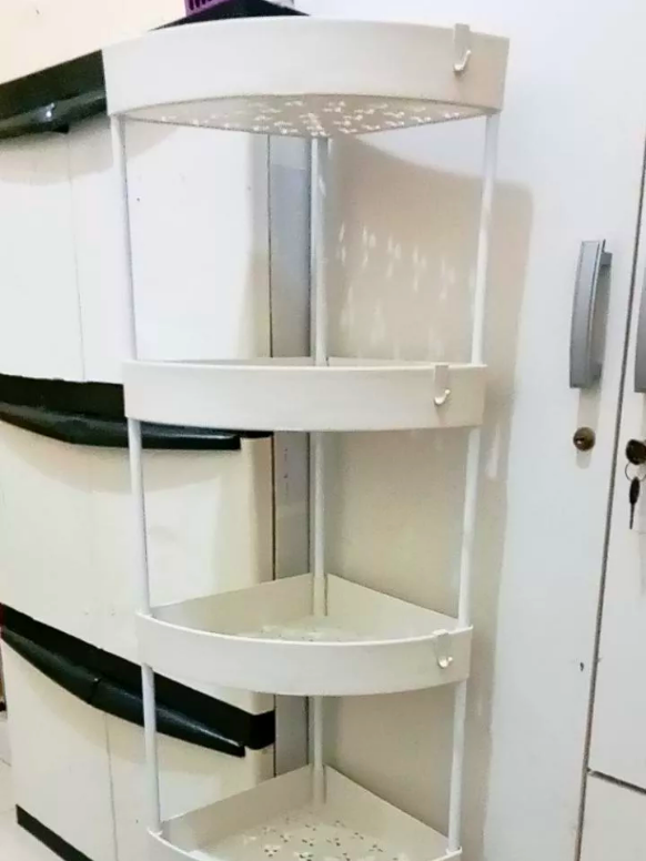 Rak susun troli serbaguna  Triangle rak dapur rak troli rak serbaguna - Material Plastik - Terdiri dari 3 susun,4 susun,5 susun - Cocok digunakan di ruang tamu , ruang makan , kamar tidur , dapur , kantor dan  - Ada 3 roda. Rak Susun Serbaguna ini berbahan plastik dan pola berrongga pada setiap rak sehingga tetap kering, tidak lembap dan anti-bakteri. Didesain modern dan minimalis, dapat mempercantik ruangan Anda dan terlihat lebih rapih. Rak Serbaguna ini juga dapat digunakan dimana saja seperti, kamar mandi, ruang tamu, kamar tidur dan lain lain.  Rak ini juga cocok untuk anak-anak dan dewasa.  Keunggulan produk : - Berbahan plastik dan lebih tahan lama. - Didesain berongga pada setiap susunnya sehingga anti bakteri dan tetap kering  - Mudah dibersihkan  - Cocok digunakan untuk di kamar mandi juga karena air akan langsung jatuh kebawah - Bisa ditempatkan dimana saja dan untuk macam-macam peralatan rumah tangga, peralatan mandi, bumbu dapur, snack, pakaian, handuk, buku, mainan anak, hiasan dan lain lain  - Pada setiap rak dilengkapi pagar pembatas untuk mencegah barang jatuh.  - Roda juga dapat dilepas jika ingin diletakkan diatas meja - Pemasangan juga sangat mudah, simple dan praktis