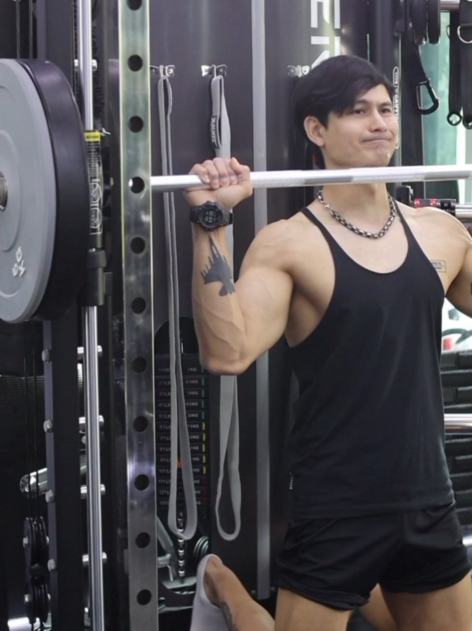 Tall Kneeling Shoulder Press w/Smith Machine. #เทรนเนอร์ #personaltrainer #เทรนเนอร์ส่วนตัว  #strengthtraining #gym 