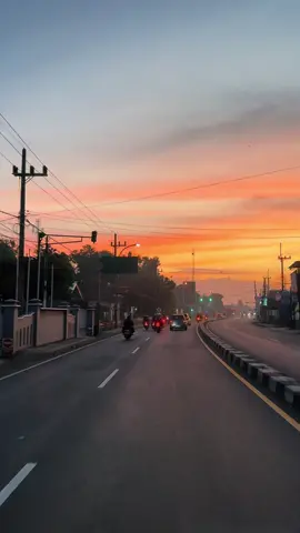 Sunset on the road #vibes #sunrise #sunset #senja #jalan #ontheroad  #mojokerto  #mojokertojalanjalan  ##video #cinematic #fyp #reels